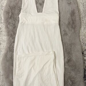 Elegant White Sleeveless Dress